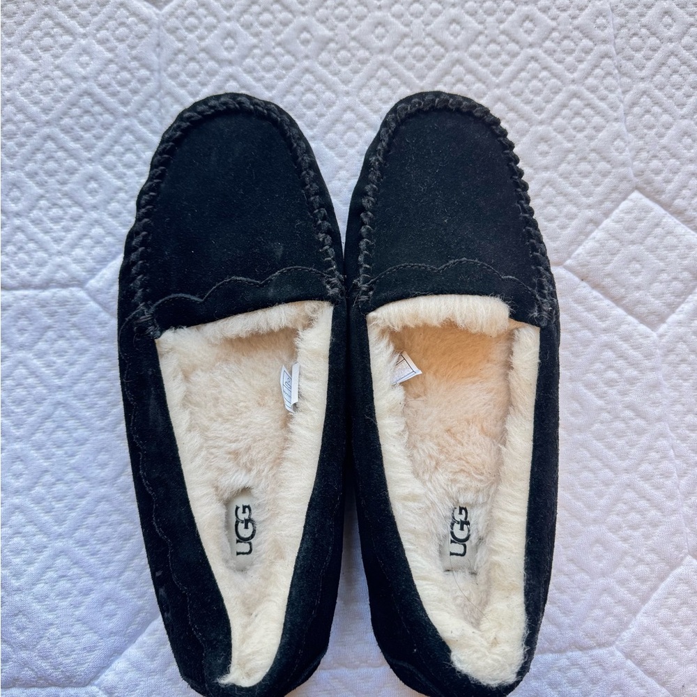 NWT UGG moccasin Black Slippers fuzzy